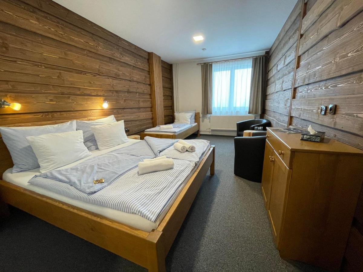 Hotel Kristian Кубова-Гуть Экстерьер фото